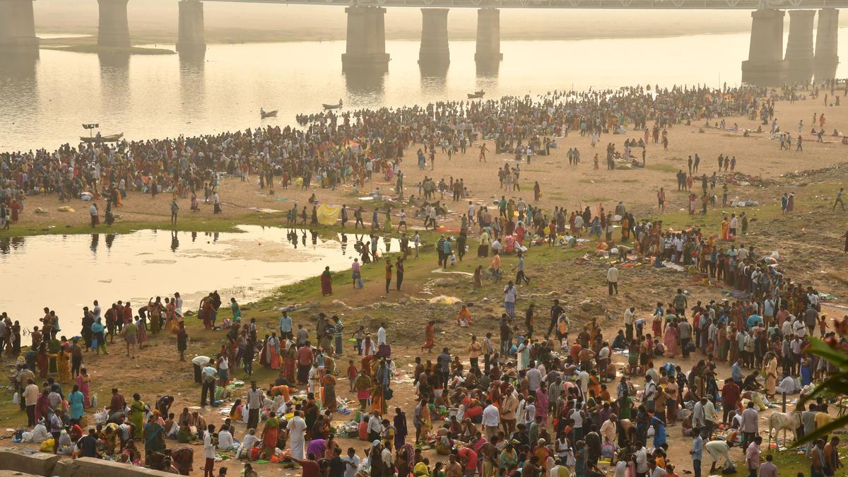 Devotees make a beeline for temples in Vijayawada on Maha Sivaratri