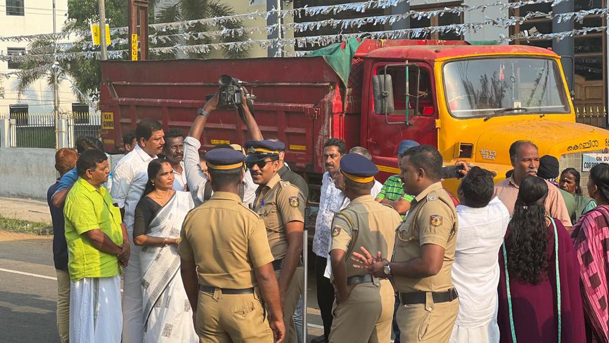 Standoff between Kochi Corporation and Thrikkakara municipality over movement of biodegradable waste to Brahmapuram