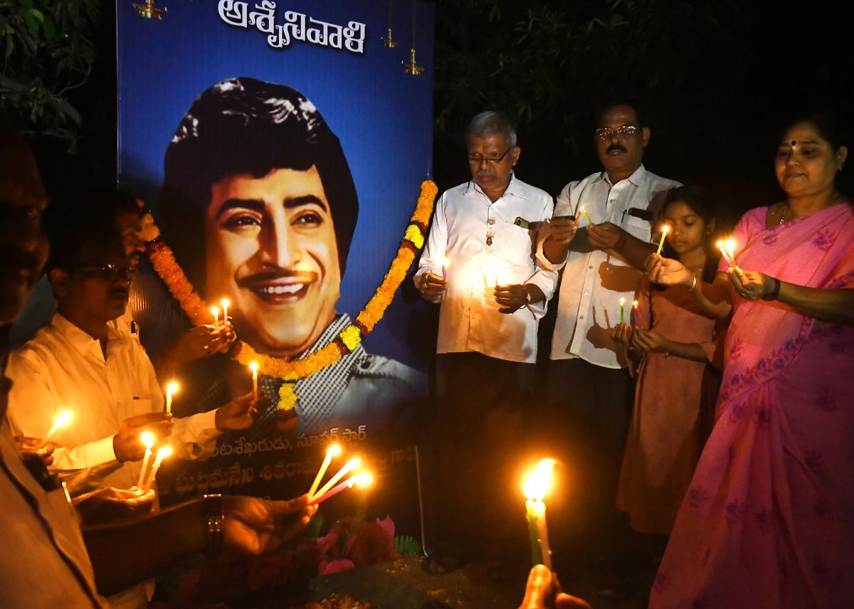 Vizagites mourn the demise of ‘Superstar’ Krishna