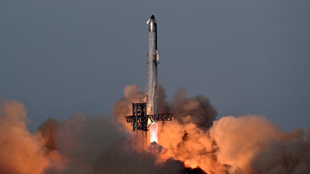 SpaceX deploys first mock Starlink satellites on 10th Starship test flight