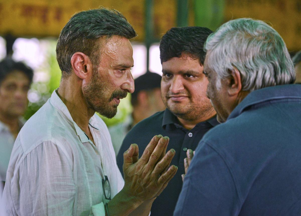 New Delhi: Actor Rahul Dev with others during the last rites of his brother and actor Mukul Dev, at Nizamuddin crematorium, in New Delhi, Saturday, May 24, 2025. Actor Mukul Dev, best known for his roles in films such as “Son of Sardaar”, “Yamla Pagla Deewana” and “Jai Ho”, has passed away at the age of 54, his brother Rahul Dev said on Saturday. (PTI Photo) (PTI05_24_2025_000173B) New Delhi: Actor Rahul Dev with others during the last rites of his brother and actor Mukul Dev, at Nizamuddin crematorium, in New Delhi, Saturday, May 24, 2025. Actor Mukul Dev, best known for his roles in films such as “Son of Sardaar”, “Yamla Pagla Deewana” and “Jai Ho”, has passed away at the age of 54, his brother Rahul Dev said on Saturday. (PTI Photo) (PTI05_24_2025_000173B)