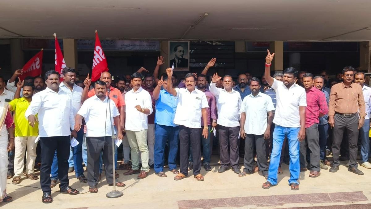 SRMU protests against gradual privatisation of Indian Railways