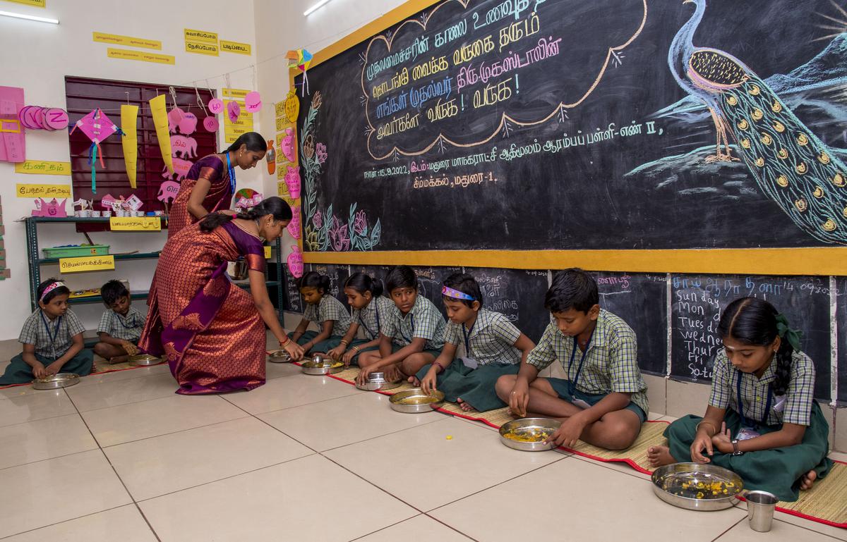 15 सितंबर, 2022 को मदुरै में तमिलनाडु के मुख्यमंत्री एमके स्टालिन द्वारा मुख्यमंत्री नाश्ता योजना के उद्घाटन के बाद नाश्ता करते हुए निगम प्राथमिक विद्यालय अथिमूलम II के छात्र