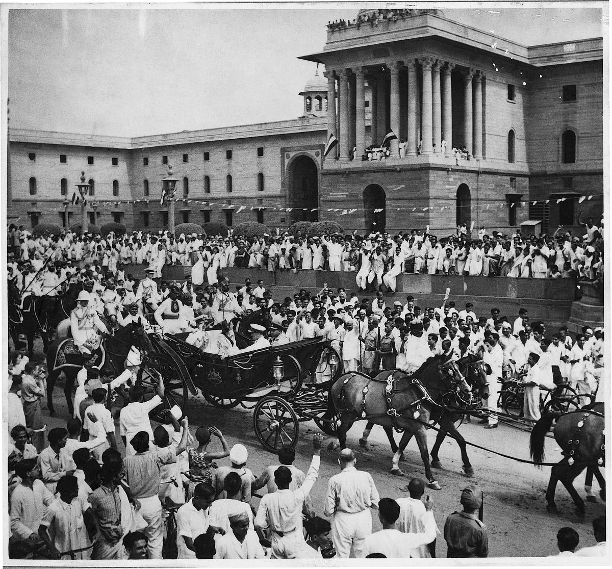 Jubilant crowds surround Lord Mountbatten at Vijay Chowk on August 15, 1947.