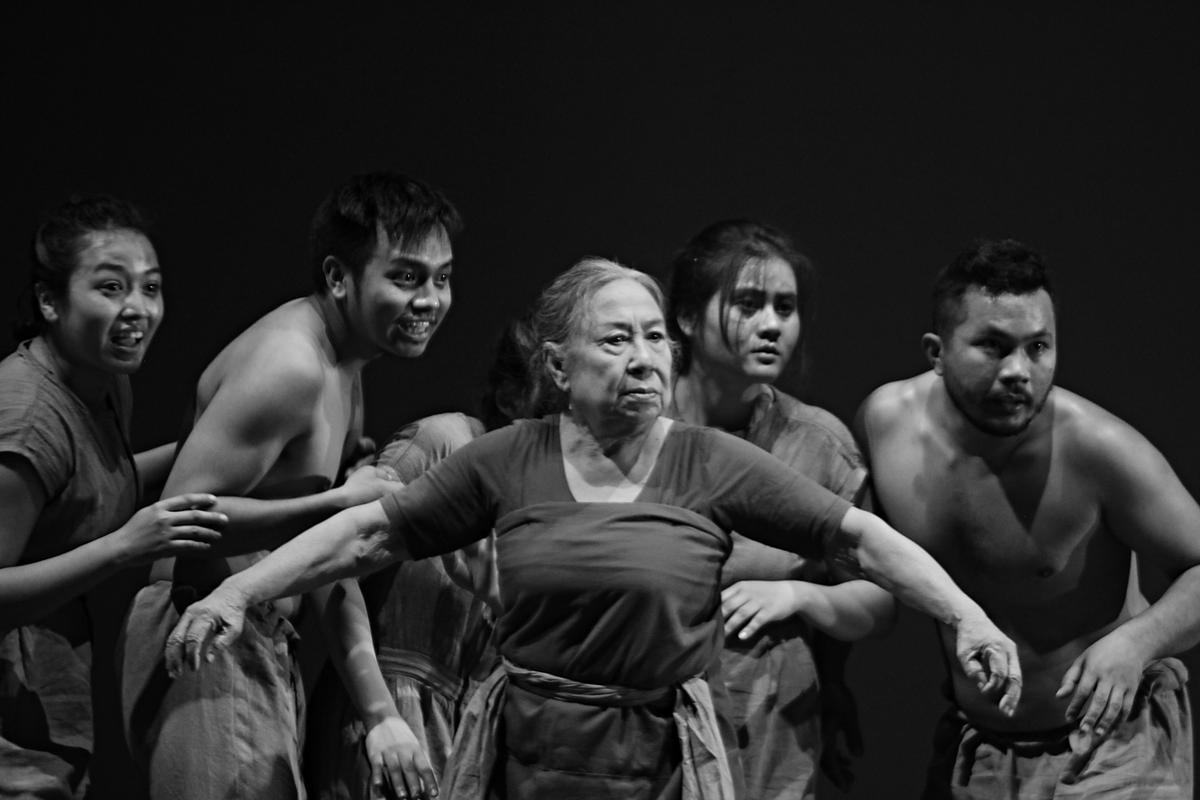 Heisnam Sabitri e gli artisti Kalakshetra Manipur in 'Pebet' Heisnam Sabitri e gli artisti Kalakshetra Manipur in 'Pebet'