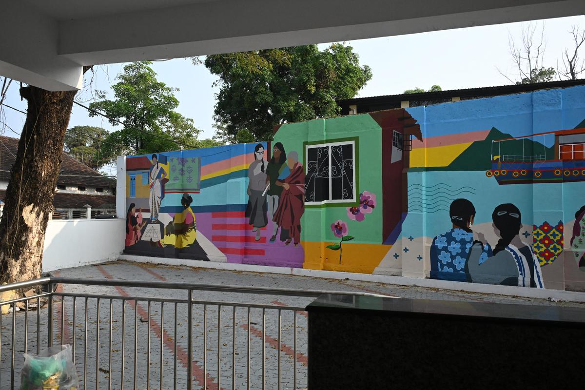 Il murale dell'Aravani Art Project al Womens & Children Hospital di Mattancherry.