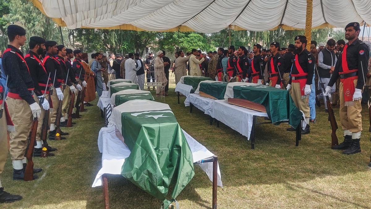 https://th-i.thgim.com/public/incoming/paz2z5/article70152945.ece/alternates/LANDSCAPE_1200/Pakistan_Violence_10306.jpg