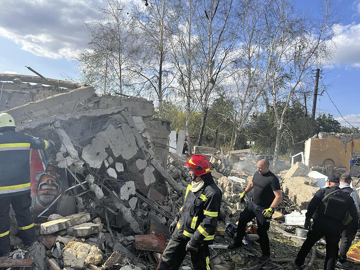 우크라이나 관리들은 러시아가 마을 카페를 공격해 48명이 사망했다고 밝혔습니다.