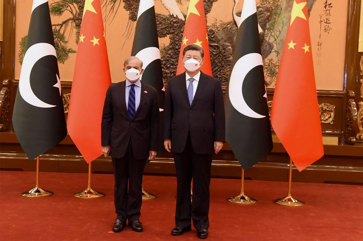 Pakistan PM Sharif meets Chinese President Xi; both agree to strengthen all-weather ties, CPEC
