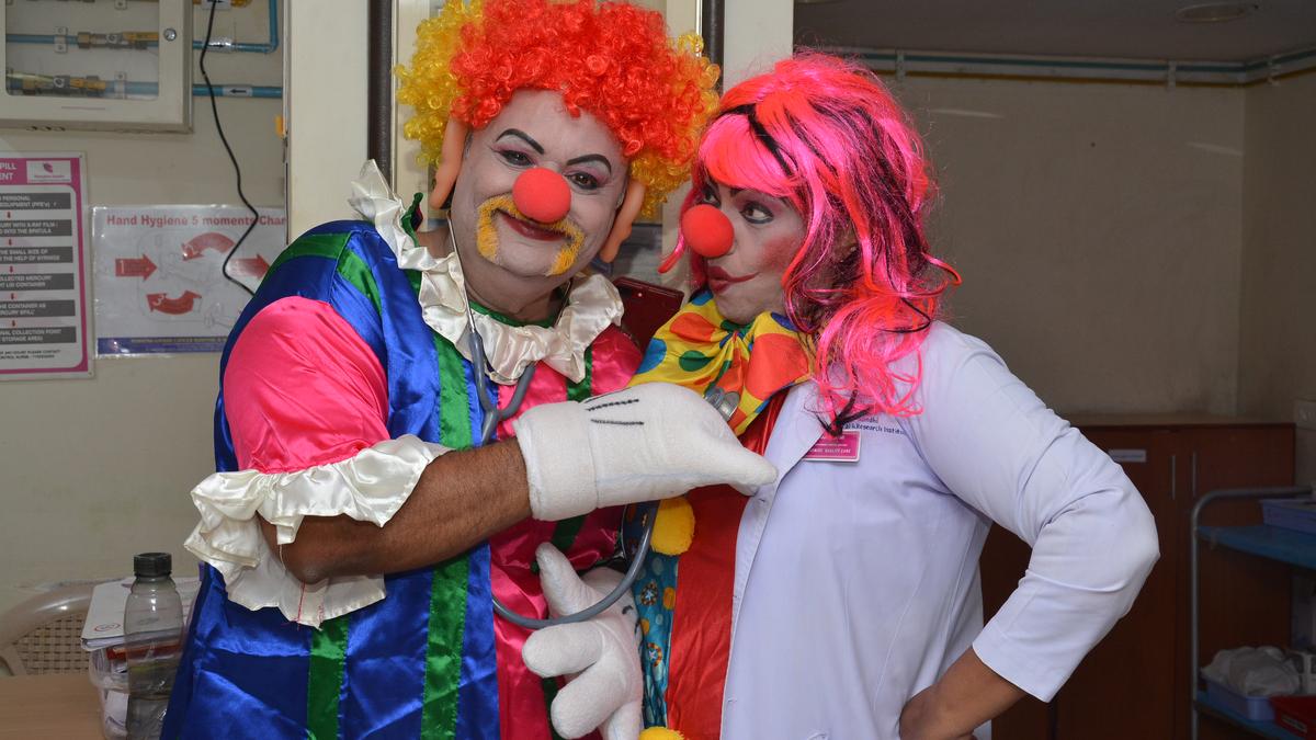 Clown médical : rencontrez les « médecins clowns » de Visakhapatnam qui guérissent par le rire
