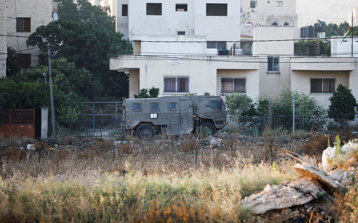 3 जुलाई, 2023 को इजरायल के कब्जे वाले वेस्ट बैंक में जेनिन में एक इजरायली सैन्य अभियान के दौरान सड़क पर इजरायली सुरक्षा बलों का एक वाहन चलता हुआ। 