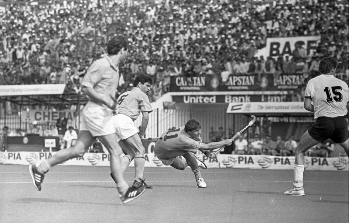 Floris Bovelander of Holland scoops the ball during a penalty corner in the semifinal of the 7th World Cup hockey tournament on February 21, 1990 at the National Hockey Stadium in Lahore, Pakistan.  