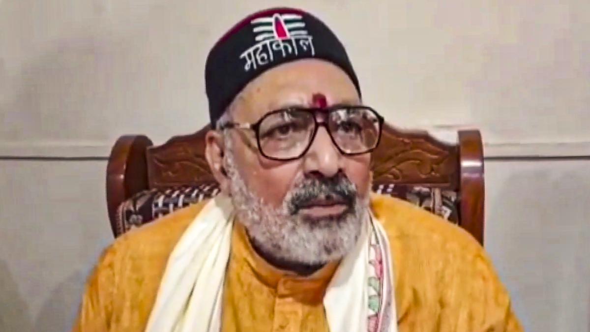 Union Minister Giriraj Singh attacked at public event