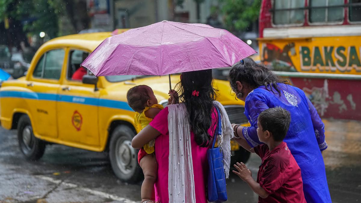 Rain lashes Kolkata, artisans making puja idols face trouble