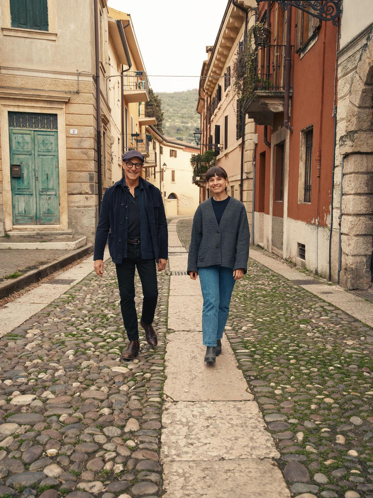 Stanley Tucci, à esquerda, caminha com a escritora gastronômica Valeria Necchio. Ela é uma defensora apaixonada da história culinária da região. Stanley Tucci, à esquerda, caminha com a escritora gastronômica Valeria Necchio. Ela é uma defensora apaixonada da história culinária da região.