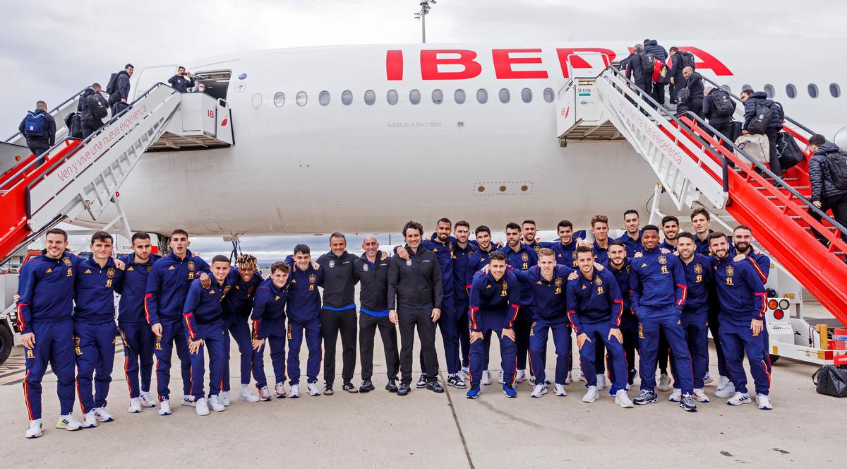 Spain’s players and staff pose for a photo at their team’s departure ahead of the FIFA World Cup Qatar 2022