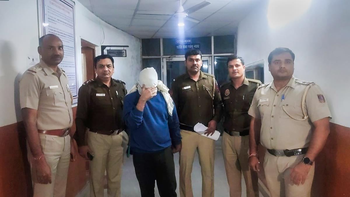 Police personnel along with accused Aftab Ameen Poonawala pose for the media, at Mehrauli Police Station, in New Delhi, on November 14, 2022.