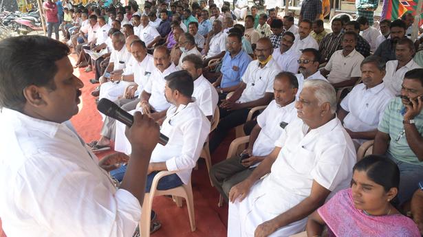 Power loom owners urge Tamil Nadu government to release orders for manufacturing free dhotis and saris, observe one day fast