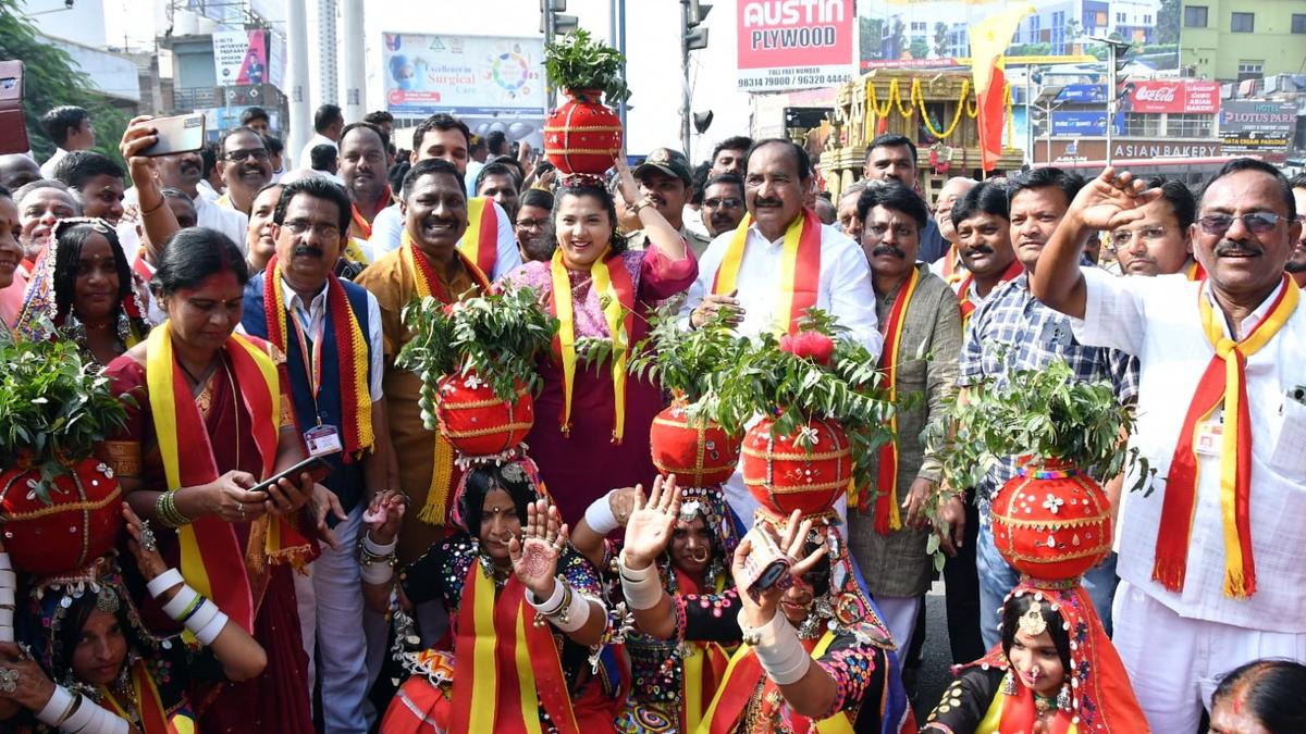 Karnataka Sambrama 50: Jyothi Rath Yatra receives grand welcome in Kalaburagi