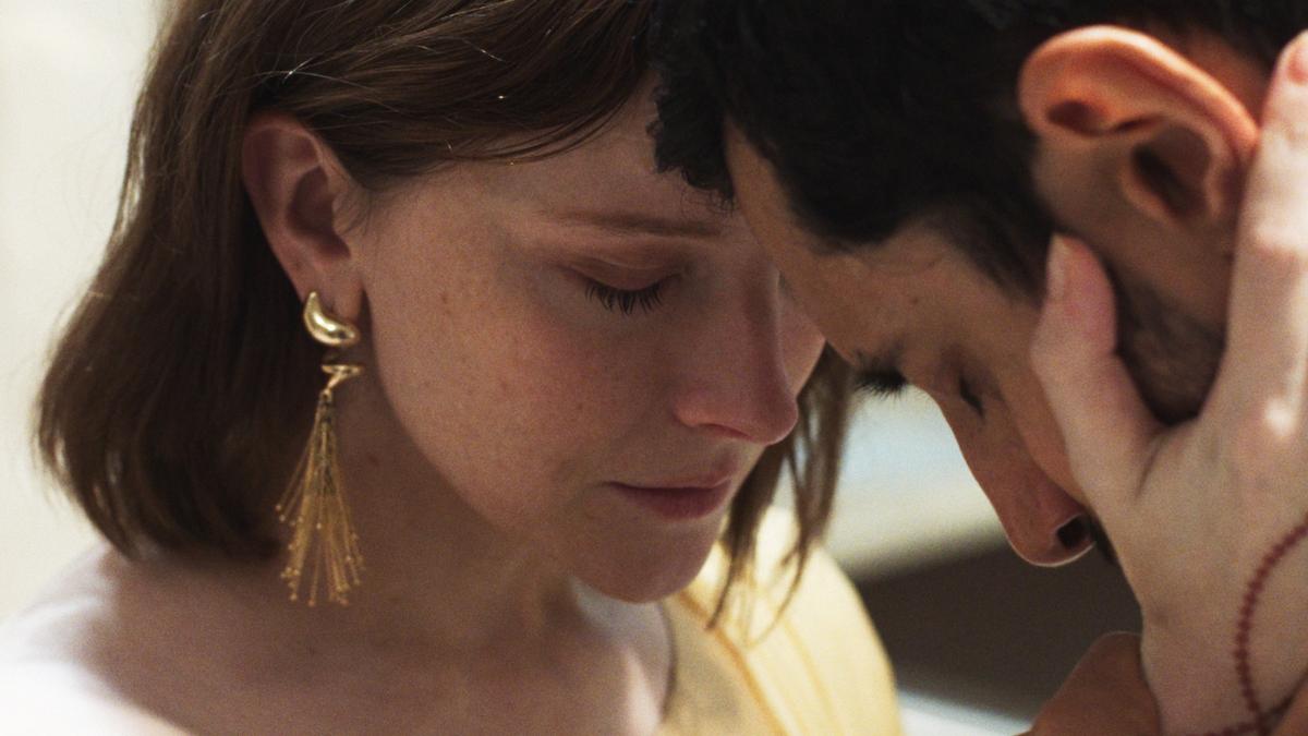 Morfydd Clark y Riz Ahmed en un fotograma de 'Hamlet'. Morfydd Clark y Riz Ahmed en un fotograma de 'Hamlet'.