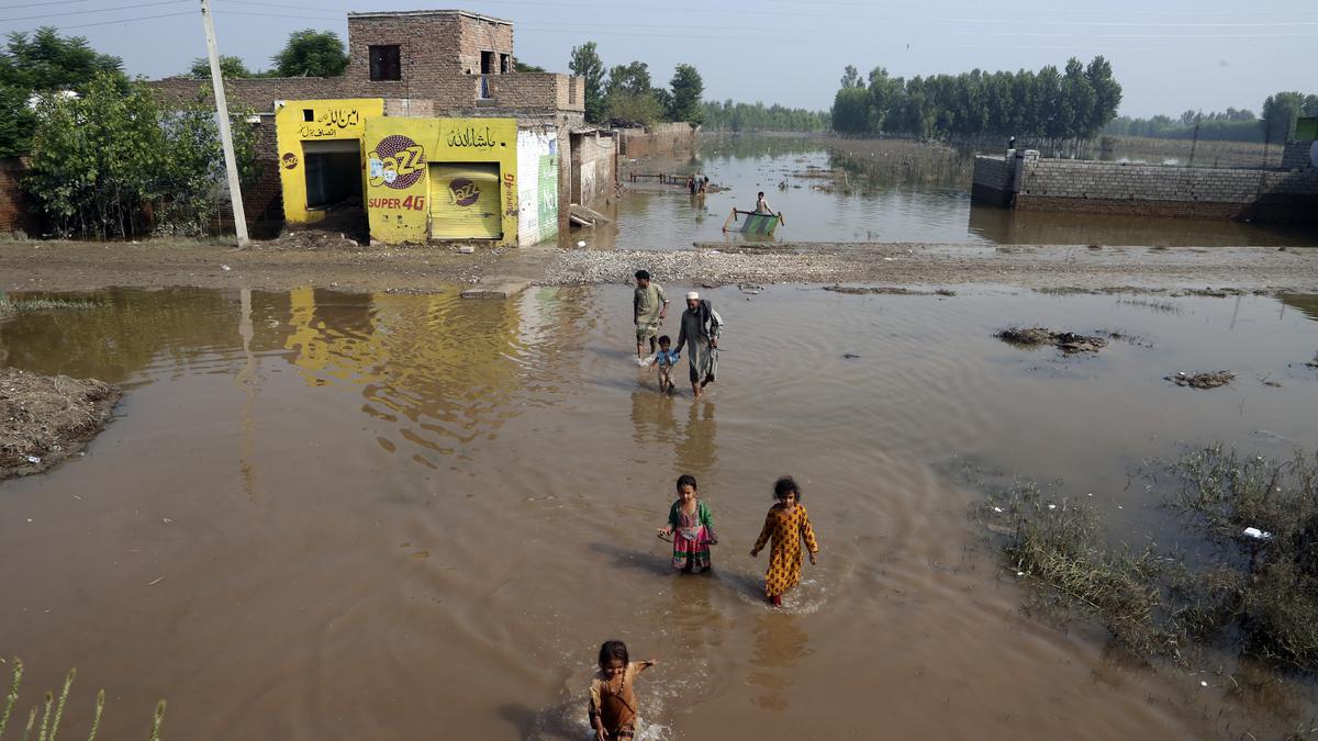 In Pakistan, fears of waterborne diseases as floods recede