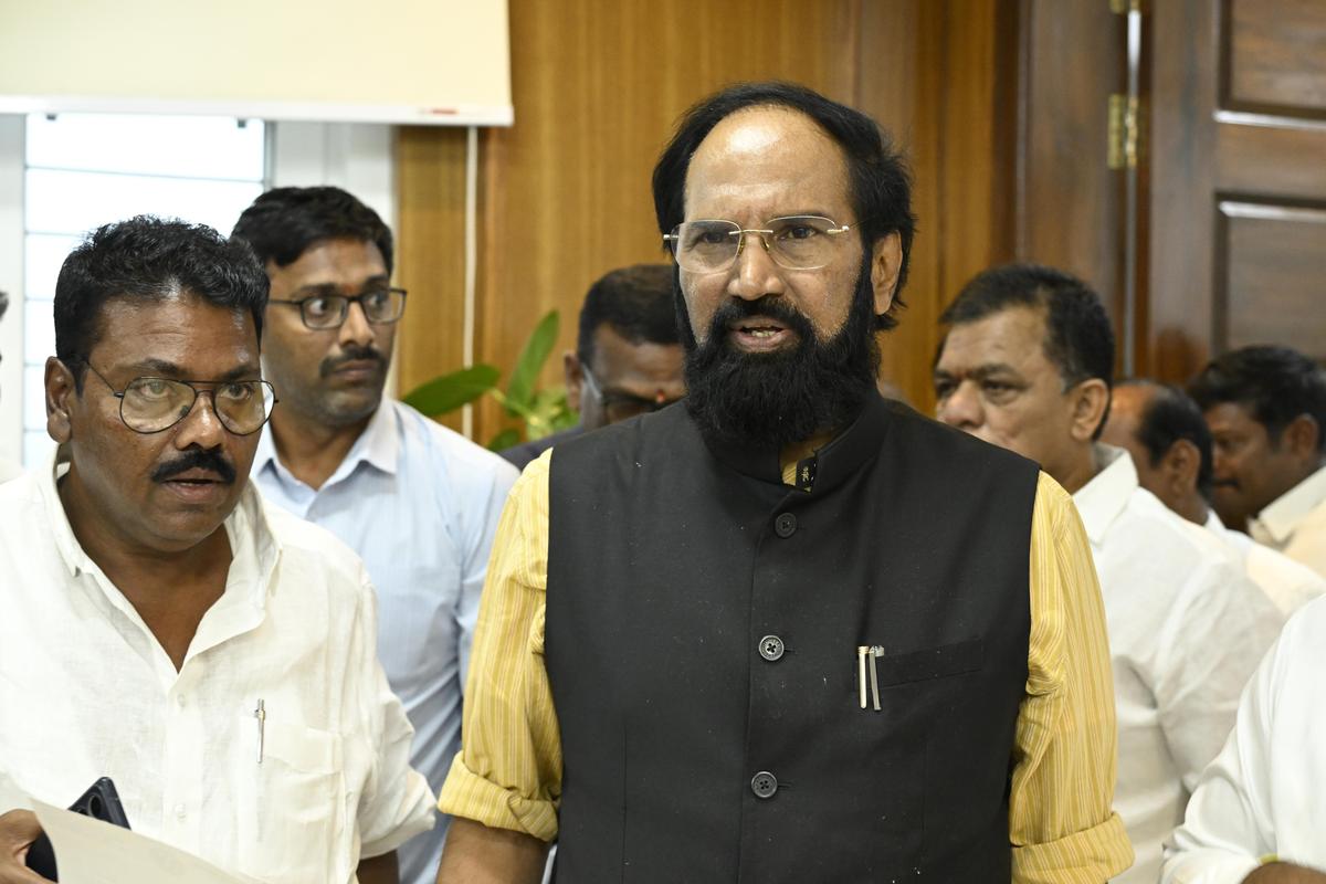 शनिवार को हैदराबाद में राज्य में एलपीजी आपूर्ति की स्थिति पर मीडिया को संबोधित करने से पहले नागरिक आपूर्ति मंत्री एन. उत्तम कुमार रेड्डी। शनिवार को हैदराबाद में राज्य में एलपीजी आपूर्ति की स्थिति पर मीडिया को संबोधित करने से पहले नागरिक आपूर्ति मंत्री एन. उत्तम कुमार रेड्डी।