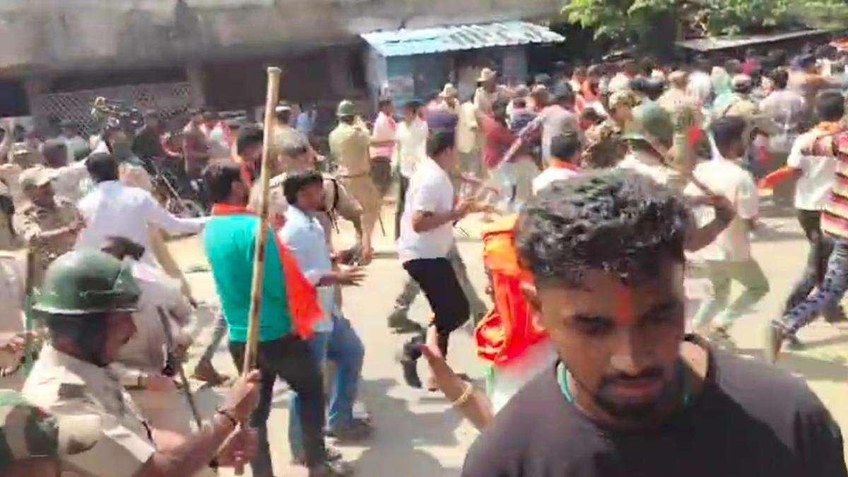 Tension grips Maddur as right-wing outfits protest over pelting of stones  during Ganesha procession - The Hindu