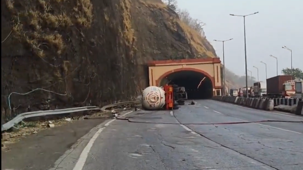 Traffic chaos on Mumbai-Pune Expressway after tanker overturns; passengers stuck for hours - The Hindu by Authors