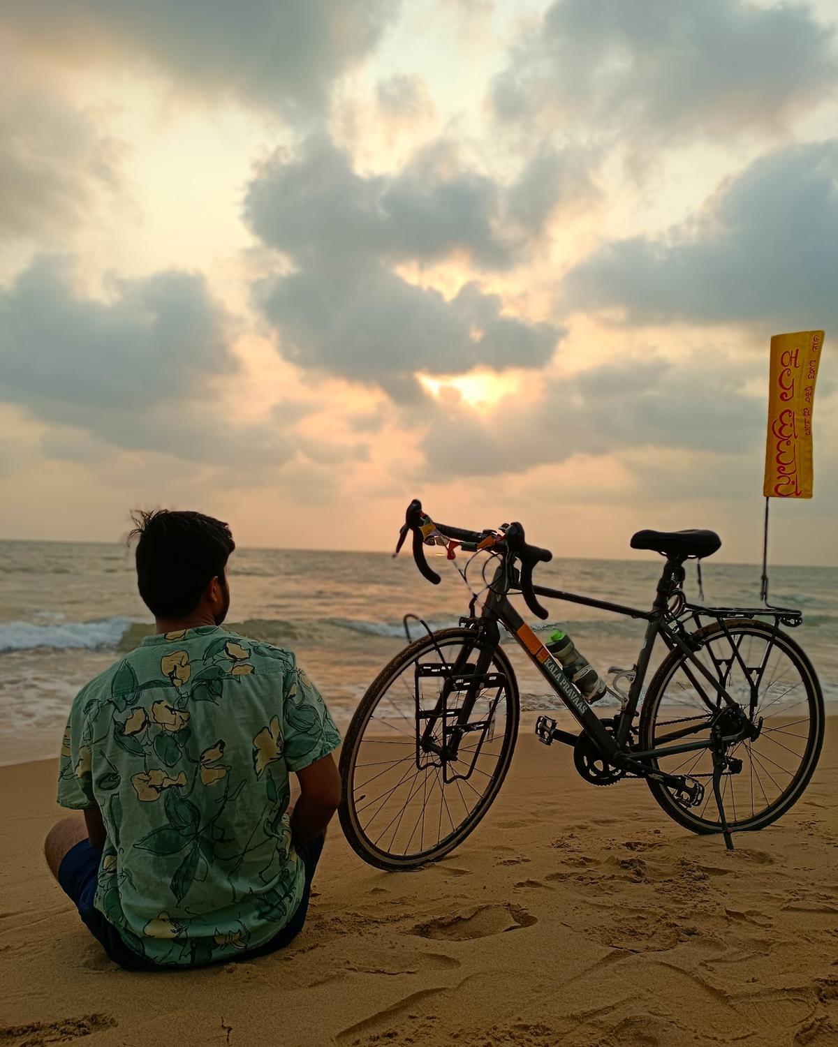 L'artiste Pratik Jadhav, basé à Mumbai, qui fait un tour à vélo à travers l'Inde pour documenter les formes d'art indien