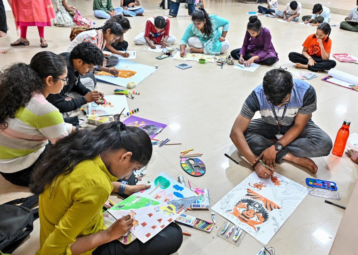 चित्रकला प्रतियोगिता में भाग लेते विद्यार्थी।