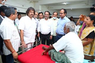 Volunteers come forward to offer free meals to visitors at McGann hospital  in Shivamogga - The Hindu
