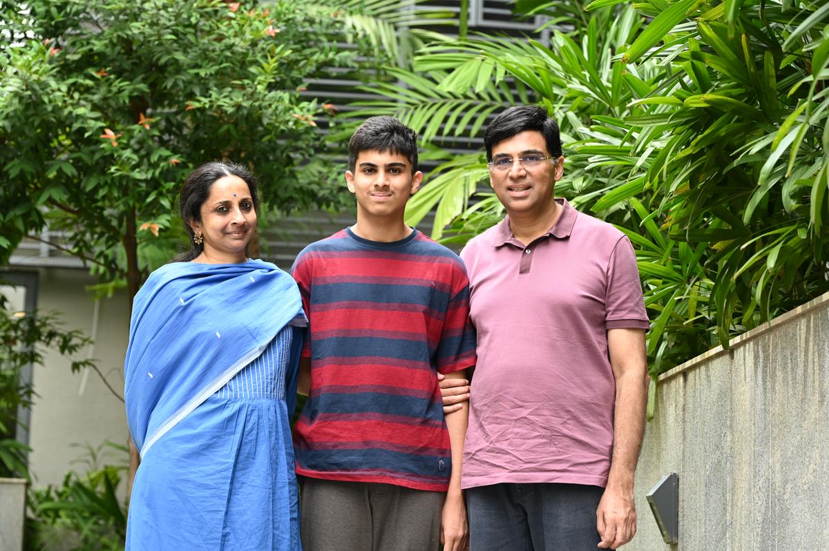 शतरंज आइकन विश्वनाथन आनंद और पत्नी अरुणा अपने बेटे अखिल आनंद के साथ, जिनके कला शो 'मॉर्फोजेनेसिस' चेन्नई में होंगे। 