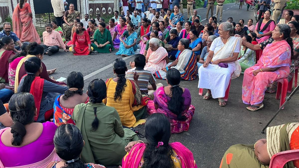 Sea incursion: coastal population lay siege to Fort Kochi-Alapuzha State Highway