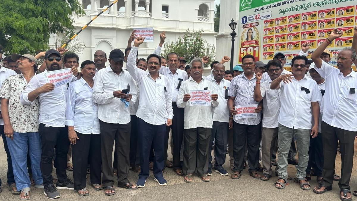 Chemist, druggist body stages protest in Vizianagaram over online sale of medicines