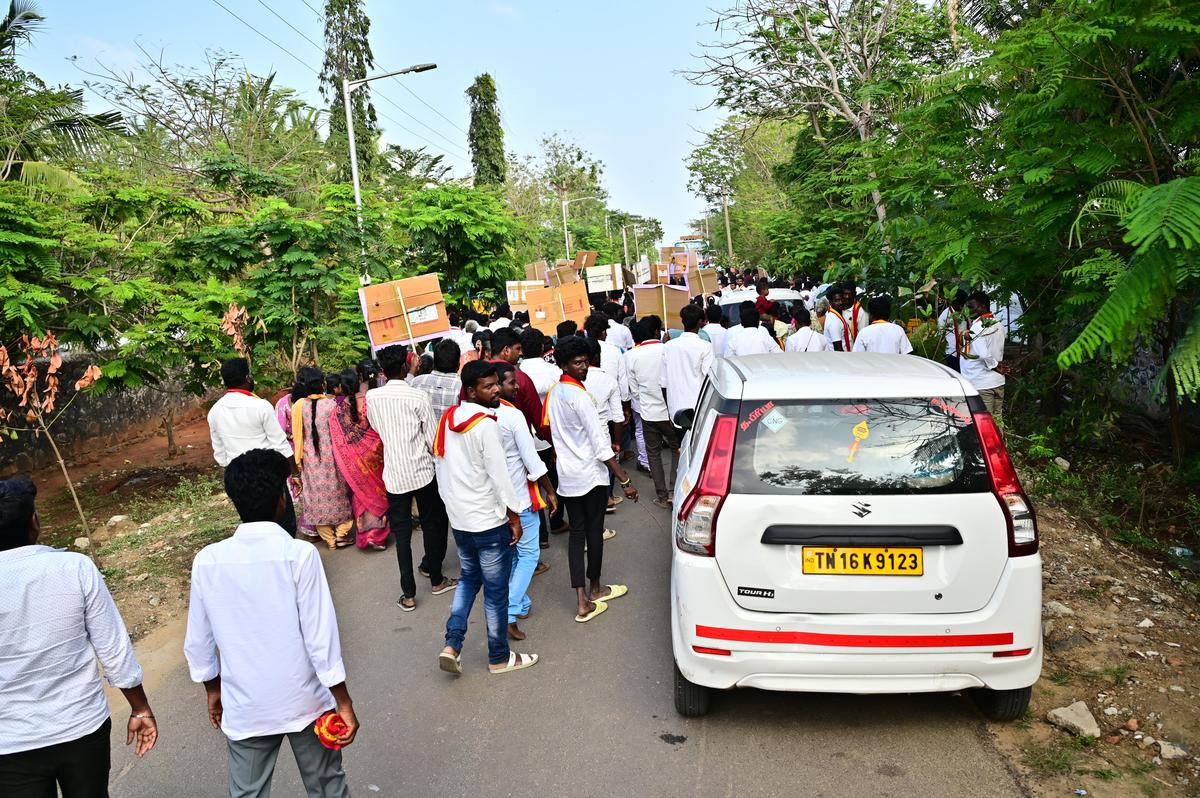 Residents objected to the indiscriminate parking of vehicles encroaching on roads in the locality. Residents objected to the indiscriminate parking of vehicles encroaching on roads in the locality.