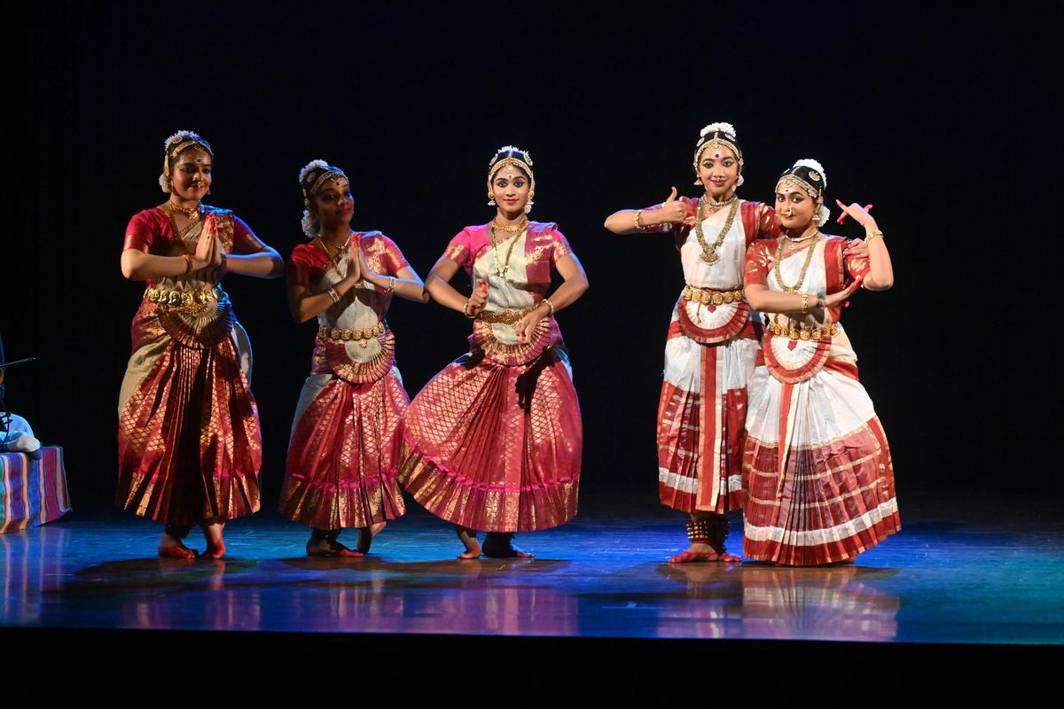 Alunos de Bharathanatyalaya apresentando a produção temática 'Theeraavinaitheerkum Thiruchendur'. 