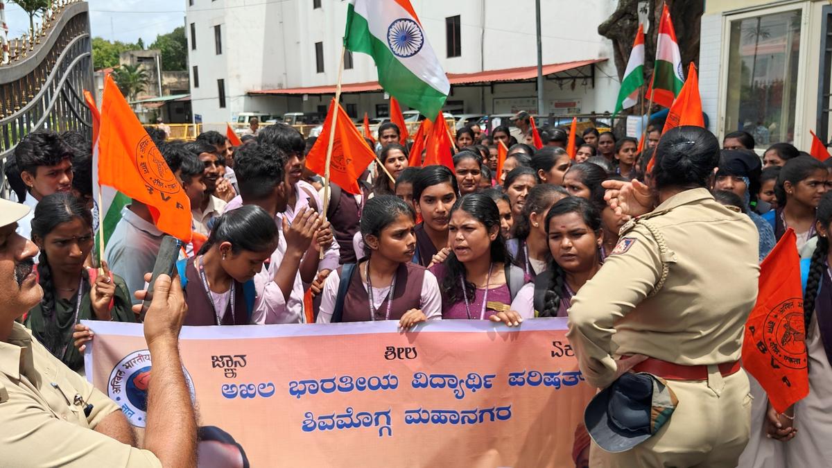 Degree students stage protest in Shivamogga, Hassan over delay in appointing guest faculty