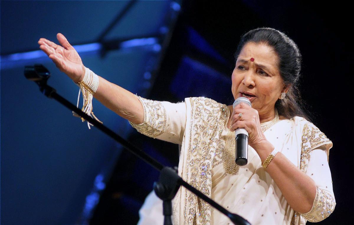 Asha Bhosle performing at an event in Nagpur in 2015.