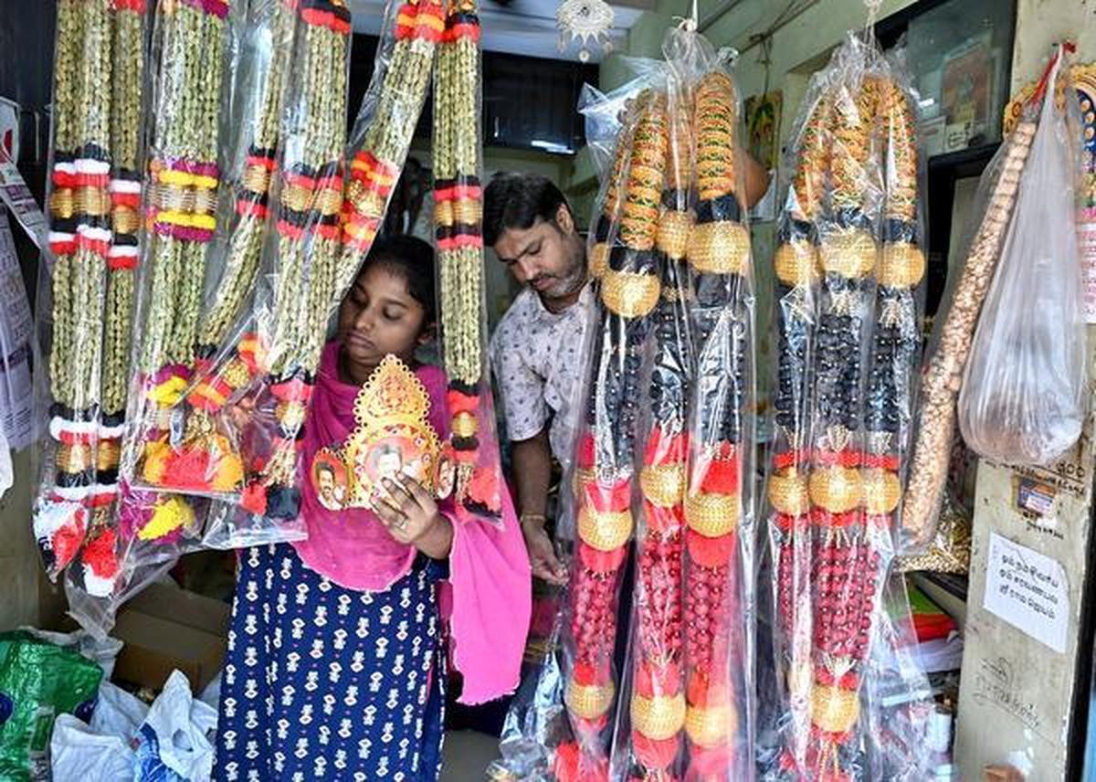 तमिलनाडु विधानसभा चुनाव से पहले प्रचार के लिए, चेन्नई के एक इलाके चिंताद्रिपेट में कारीगर राजनीतिक दलों के प्रतीकों और नेताओं की विशेषता वाली कस्टम लेस मालाएं बनाते हैं। तमिलनाडु विधानसभा चुनाव से पहले प्रचार के लिए, चेन्नई के एक इलाके चिंताद्रिपेट में कारीगर राजनीतिक दलों के प्रतीकों और नेताओं की विशेषता वाली कस्टम लेस मालाएं बनाते हैं।