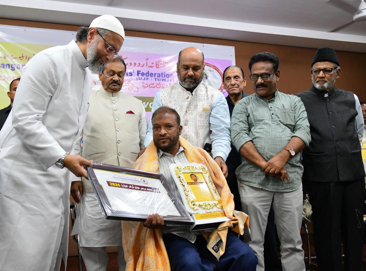 During the “Urdu News Journalist Award”, the chief head of Majlis-e-Ittehadul Muslimeen and MP Asaduddin Owaisi presented the “Ma Raheem” award to photographer Mohammed Aleemuddin. During the “Urdu News Journalist Award”, the chief head of Majlis-e-Ittehadul Muslimeen and MP Asaduddin Owaisi presented the “Ma Raheem” award to photographer Mohammed Aleemuddin.