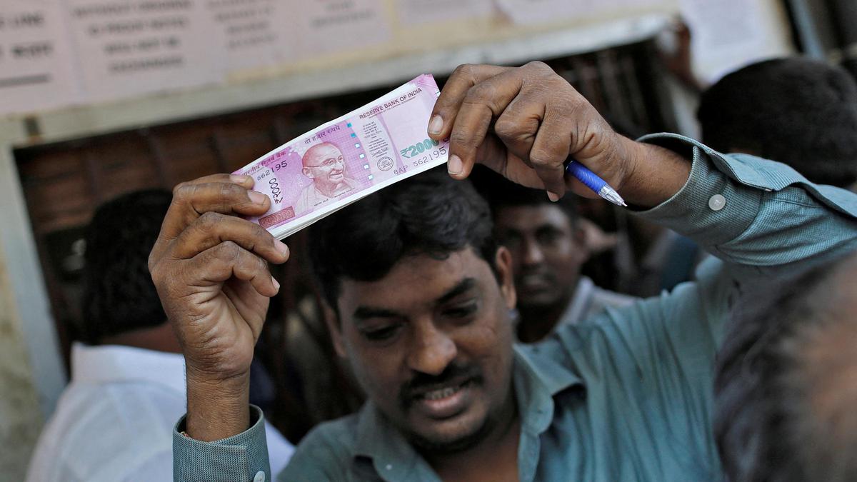 RBI advises banks to continue exchange of ₹2,000 banknotes in usual manner