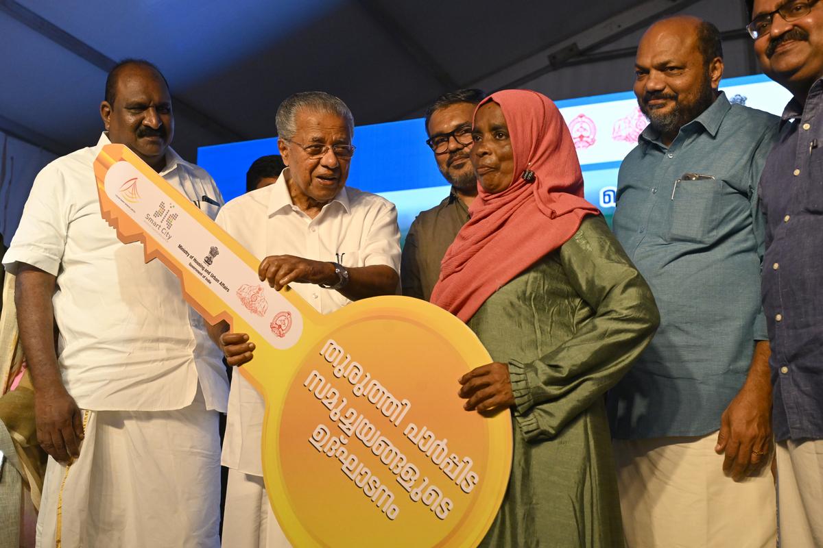 Chief Minister Pinarayi Vijayan handing over the key of an apartment unit to a beneficiary on Saturday (September 27, 2025). 