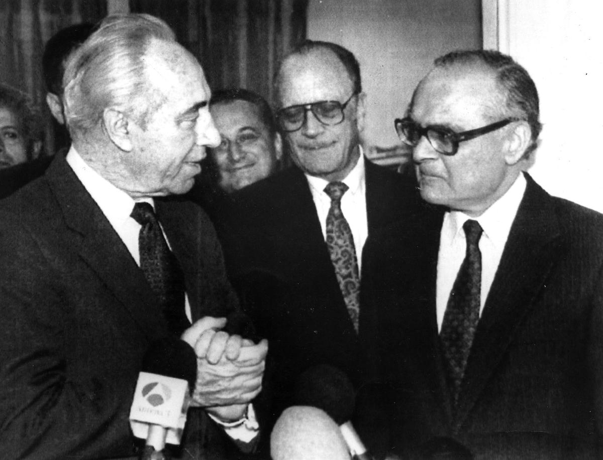 Chinmaya Gharekhan, special envoy of the U.N., with Israeli Foreign Minister Shimon Peres (left), in Tel Aviv in 1993.