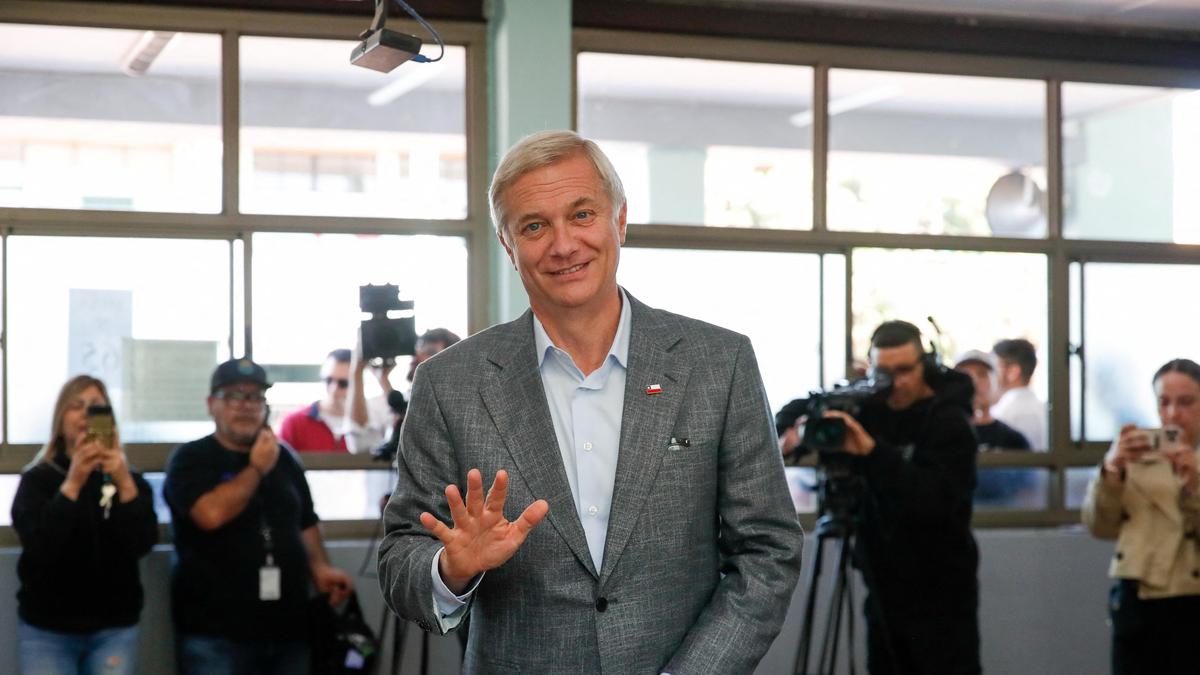 Chile votes in presidential poll pitting communist against far right