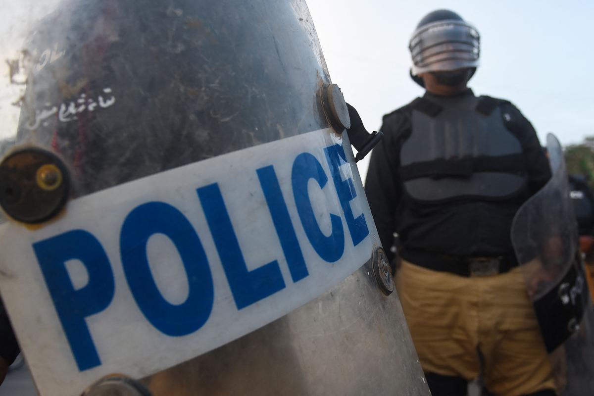 Pakistan Taliban kill six police officers in gun ambush