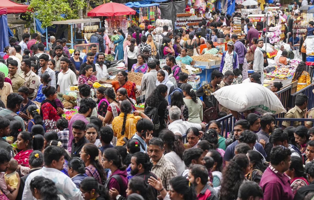 Bengaluru's historic Kadlekai Parishe ends with estimated 12 lakh visitors; generates  105 tonnes of waste - The Hindu