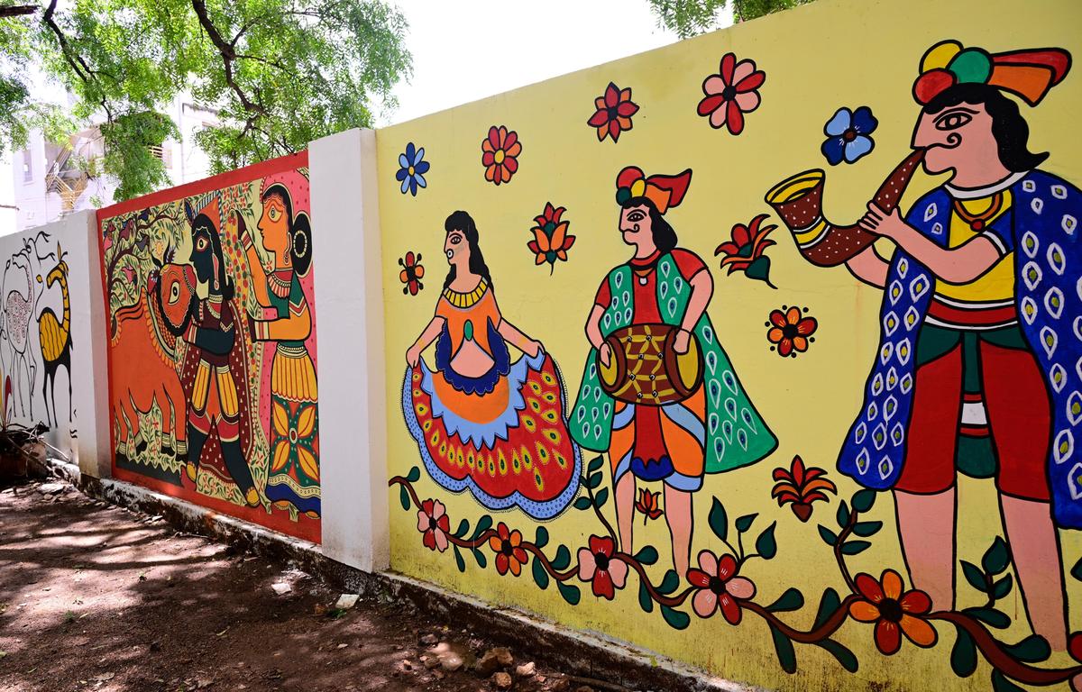 Nástěnné malby na vnitřních stěnách Institutu duševního zdraví v Theni.