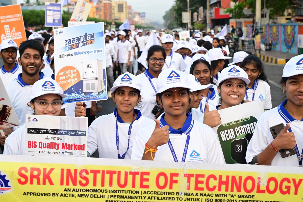 रविवार को विश्व उपभोक्ता अधिकार दिवस के अवसर पर विजयवाड़ा में छात्रों ने 'क्वालिटी वॉक' में भाग लिया।