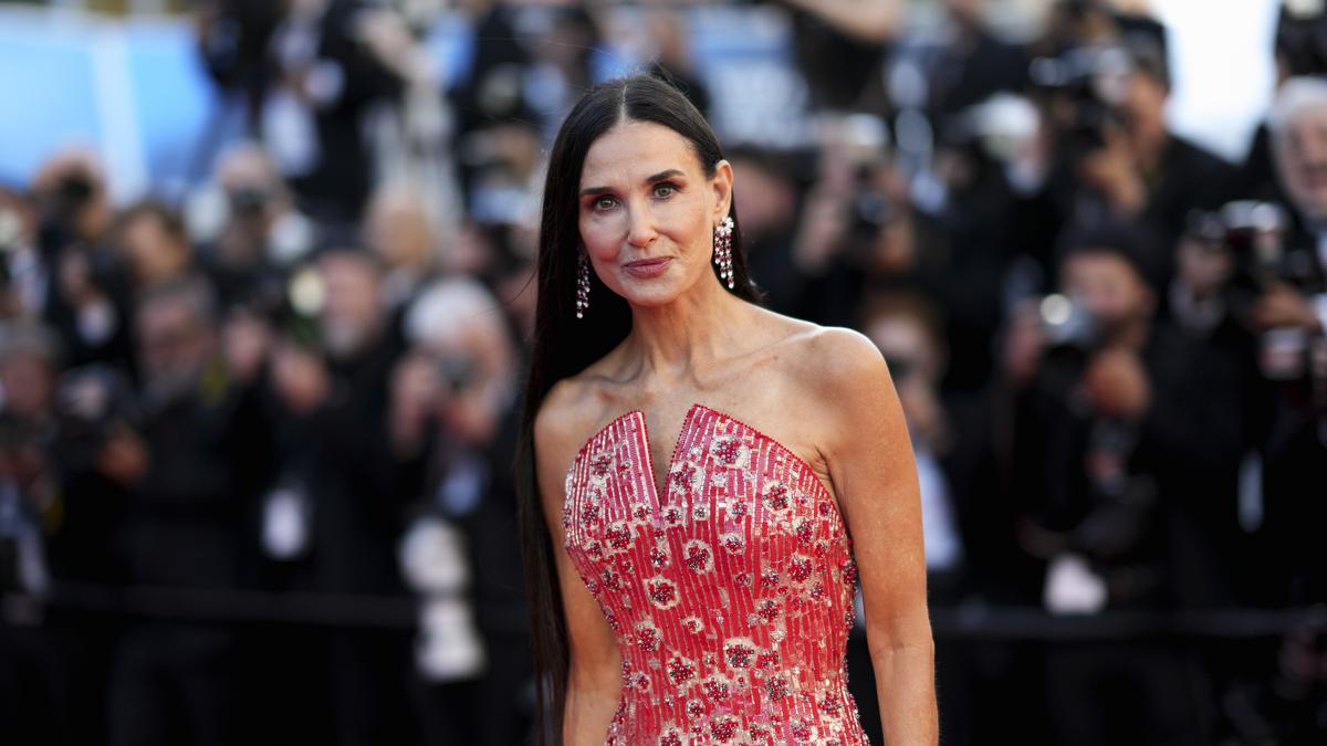 Cannes 2024 Demi Moore arrasa con un vestido rojo de pedrería en la