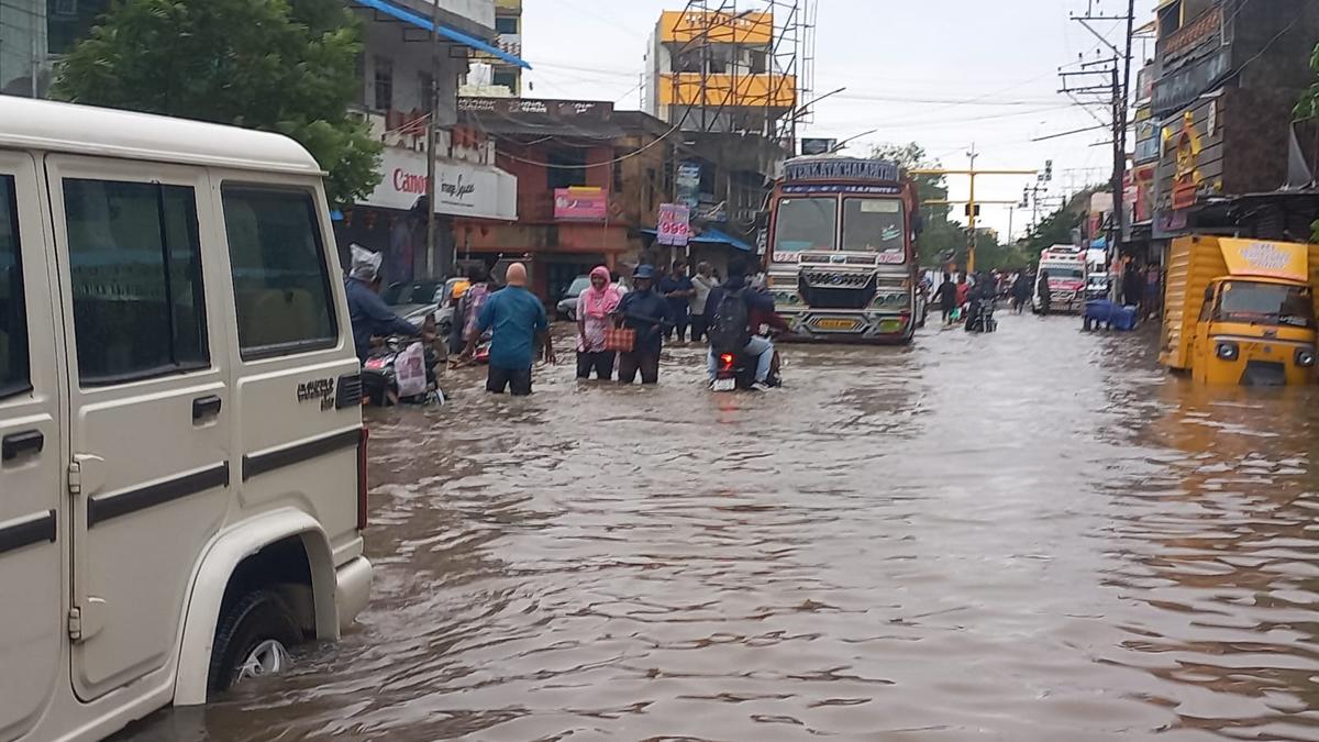 Cyclone Fengal crosses T.N. coast